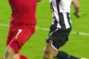 技術流的魅力！蘇亞雷斯神作：在科洛奇尼推搡下完成同向卸球！