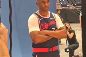 快船媒體日 保羅拍定妝照！炮哥一開始看著好嚴肅哈~