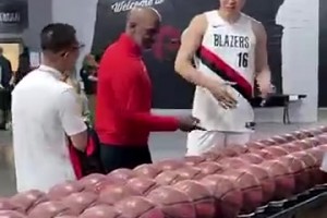 楊瀚森特別熟練地和比盧普斯打招呼，看來英語和社交能力都提升不少