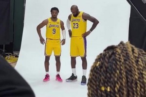 湖人媒體日 八村塁拿著手機偷拍詹姆斯和布朗尼父子的定妝照~