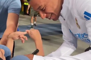 姆巴佩將球衣贈送哈薩克斯坦的一位特別球迷，皇馬全員送上簽名