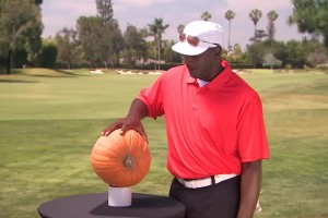 看看喬丹的大手有多離譜：單手輕松抓起一個南瓜！小卡能否一戰？