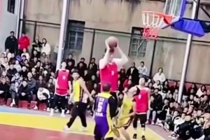 投籃真得可以練出來！貴州科比這底角三分投的真準啊！