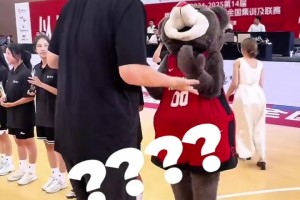 火箭熊攤手！姚明給火箭工作人員發放禮物 結果到火箭熊跟前沒了