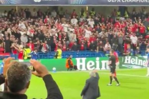 穆里尼奧走向底線，讓本菲卡球迷不要向前本菲卡球員恩佐扔?xùn)|西