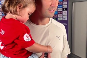 亞冠贏球后謝場的喜悅!既然拿下了勝利，那就盡情歡呼吧！