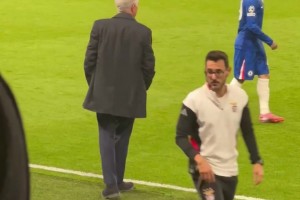 穆里尼奧的名字在斯坦福橋響起，穆帥以飛吻回應(yīng)球迷