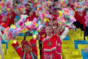 這就是足球的溫度!蓉城球迷鳳凰山集體亮燈，悼念近日去世的球迷