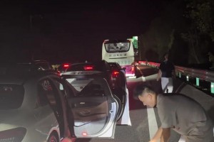 高速堵車不是壞事！正好可以抽空練個(gè)球