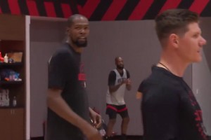 這一身紅真順眼杜蘭特穿火箭球衣亮相新賽季訓(xùn)練營