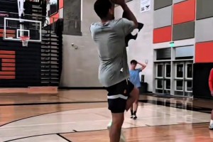 布克不是說下個科比嗎？楊毅：他沒有科比的身體素質和強硬的球風