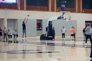 和籃筐高度一比，文班這身高太恐怖了這孩子還在猛練三分