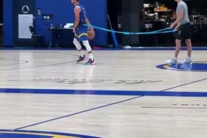 啟動爆發這一塊！庫里綁著彈力繩訓練急停跳投