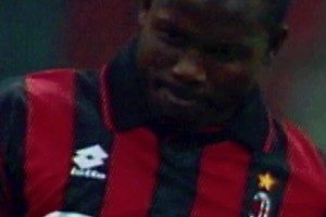 C羅經典世界波！并向觀眾展示他的腿部肌肉