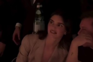 布克看了會后悔嗎？詹娜性感穿著與男性友人親密交談