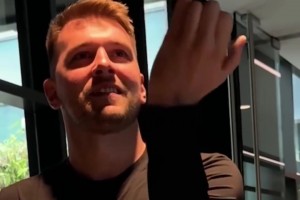 誰才是湖人的轉(zhuǎn)球大師？東契奇居然能無縫換手指轉(zhuǎn)