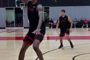 登哥訓練秀單打撤步腳步 依舊難防！