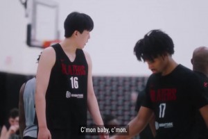 認真聽講！盧普斯訓練營激情指導 看來楊瀚森的英語進步很大