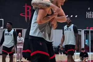 老弟給點(diǎn)面子！申京隔扣&顏射亞當(dāng)斯 被海王鎖喉“裸絞”