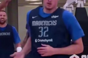 恐怖臂展！狀元弗拉格在球隊(duì)訓(xùn)練營(yíng)里連續(xù)帽隊(duì)友！