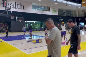 你倆訓(xùn)練二人轉(zhuǎn)啊！小賈巴里點(diǎn)飛申京，再助攻KD中投命中