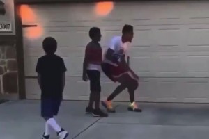 這就是NBA的實(shí)力！德章泰-穆雷1v2各種秀拉桿折疊暴扣