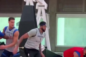 歐文在訓(xùn)練營(yíng)期因濃眉怒帽隊(duì)友而興奮不已！