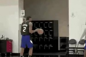 小卡炫耀自己的恐怖大手掌，一旁的保羅估計很羨慕吧