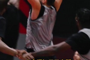 較上勁了哈！申京訓練中隔扣亞當斯 海王第二天馬上隔扣回來~