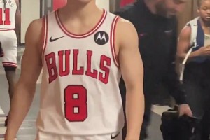 公牛雙向球員河村勇輝身穿8號球衣 這身高真的就是普通人啊