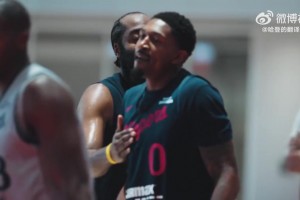 干得漂亮！哈登和比爾訓練中擊掌，并拍拍后者的胸脯