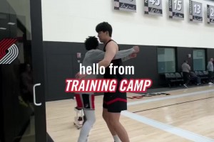 塞布爾上來就熊抱楊瀚森開拓者眾將精神飽滿迎接訓(xùn)練營