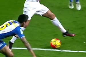 帥炸了！C羅連續腳跟磕球后轟進世界波！