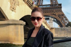 她是綠軍小老板的姐姐何超蓮，而我呢，是超窮