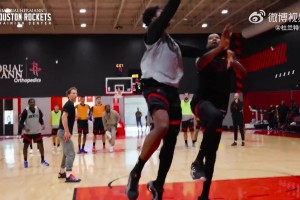 藝高人膽大！面對杜蘭特的貼身跟防，阿門單手高拋打板上籃命中