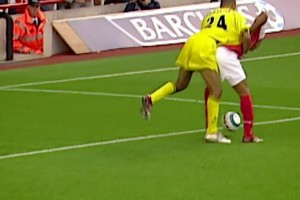 亨利經(jīng)典名場面！無視野預(yù)判腳后跟進(jìn)球???