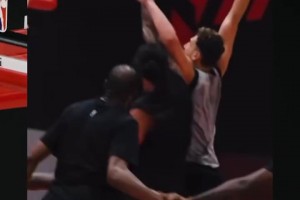 以牙還牙！昨天海王亞當斯被申京隔扣，今天立刻隔扣了回來！