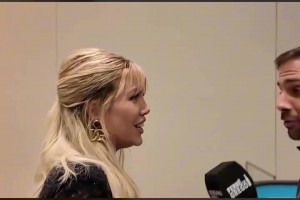 旺達(dá)和小男友在路上被記者采訪：你倆還像之前那樣愛對(duì)方嘛~