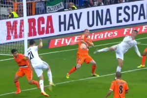 靈感一閃！C羅不停球雜耍射門向后踢破門！