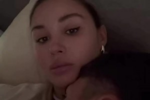 女友無語男生表面抱著美女女友，實則拿著手機看球賽