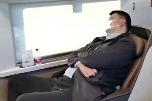塊頭是大了一點點姚明坐動車，這商務座感覺快撐不住了