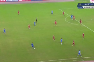 有點像那不勒斯包夾萊奧的架勢！南京隊遠射高出橫梁