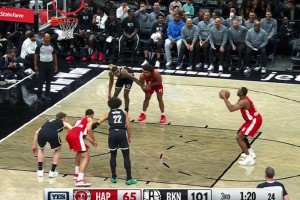 籃網第一場季前賽，曾凡博沒有得到出場機會，坐在板凳席角落處