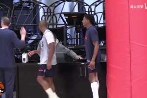 比爾看起來狀態不錯啊！快船訓練營花絮：保羅比爾友好互動！