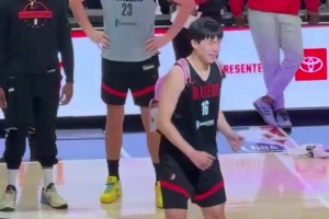 人氣真的可以！楊瀚森球迷日出場，受到大伙兒熱烈歡迎！