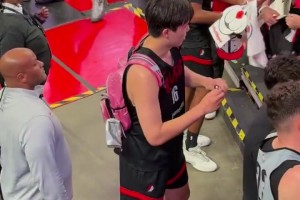 楊翰森這個簽名手速得練練了 簽這么認真你是真簽不完