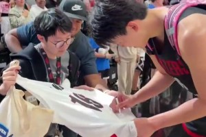 笑死！開拓者球迷日上，楊瀚森背著粉紅色小書包給球迷簽名！