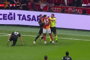 火爆比賽情緒失控！奧斯梅恩土超怒掐對(duì)手臉部染黃！