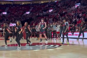 有種老實人豁出去的感覺！楊瀚森終究還是沒逃過背粉色小書包跳舞