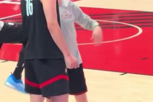 開拓者球迷日，楊瀚森和助教溝通，隨后興奮地開始熱身